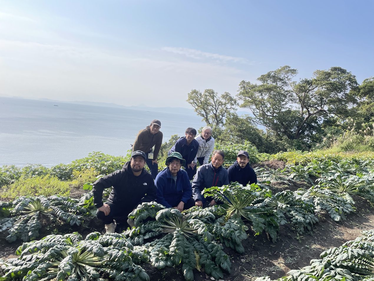海を望む桜島の畑での集合写真